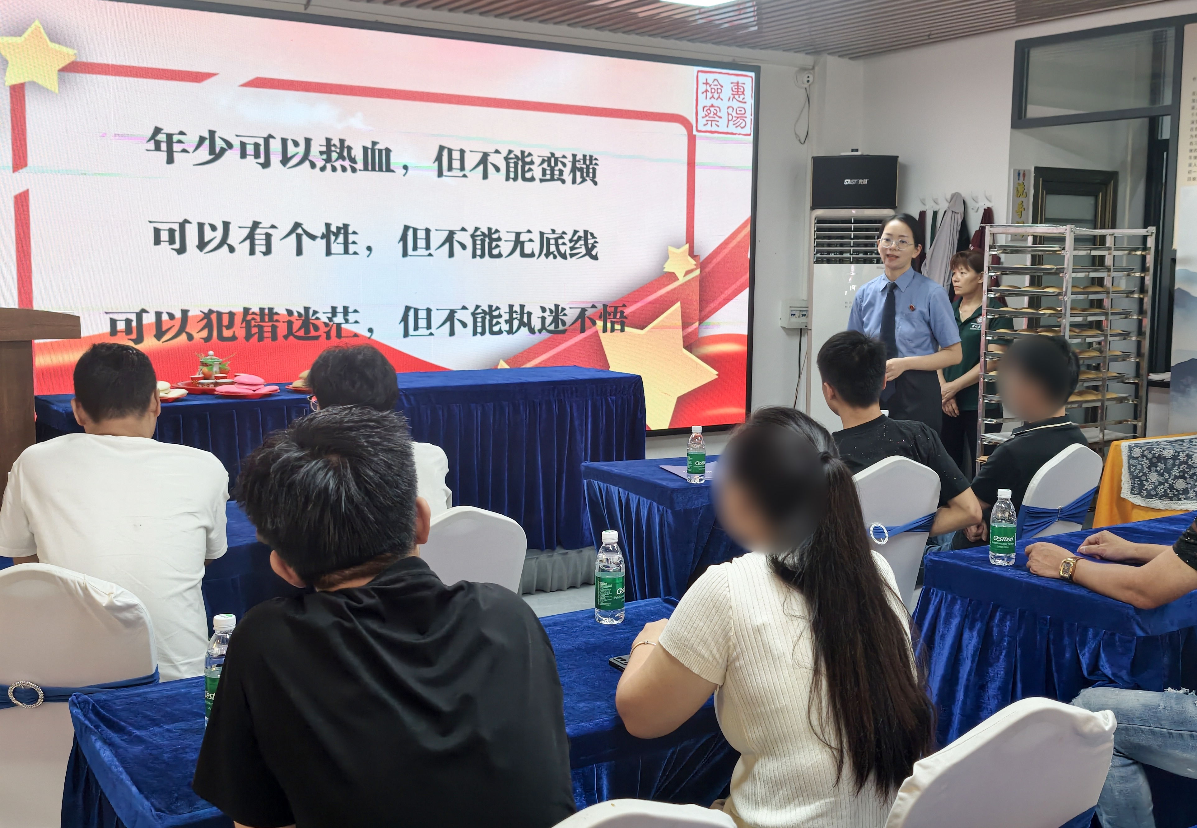 把法治课搬进非遗体验区